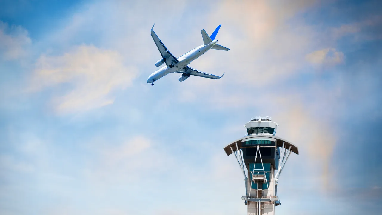 بدأت تخفيضات رحلات FAA—إليك ما يحتاج المسافرون لمعرفته