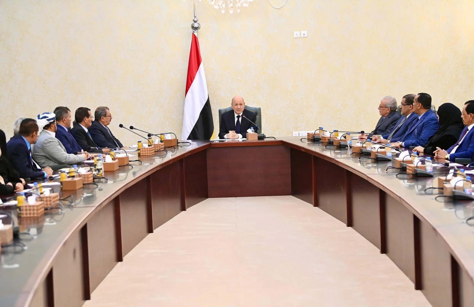 زيادة الدولار الجمركي وتوحيد مصادر الإيرادات وتحديد ممتلكات الدولة.. المجلس الرئاسي يسعى لتنفيذ خطوات مالية شاملة amid ongoing crisis – شاشوف