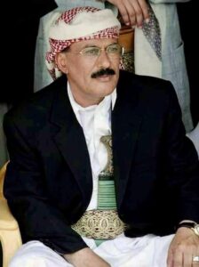 الرئيس اليمني السابق علي عبدالله صالح مرتدياً الزي الشعبي اليمني - اليمن الجمهوري الكبير.. على حافة التحوّل الأخير