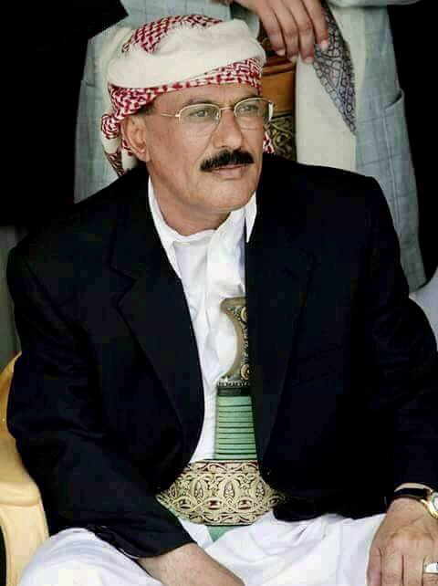الرئيس اليمني السابق علي عبدالله صالح مرتدياً الزي الشعبي اليمني - اليمن الجمهوري الكبير.. على حافة التحوّل الأخير