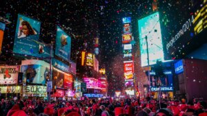 أين يمكنك مشاهدة كرة العام الجديد تتدلى في 2026—احتفالات ليلة رأس السنة في نيويورك