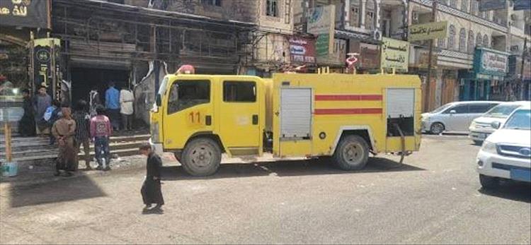 رجال الدفاع المدني بالمكلا يخمدون حريقا شبت نيرانه في مستودع الطاقات الشمسية