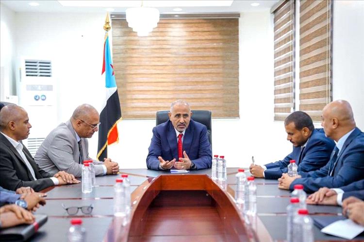 اللواء عيدروس الزُبيدي يتفقد وزارة الاتصالات ويشدد على تطوير القطاع وبناء القدرات المؤسسية