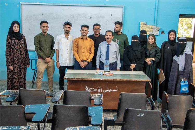 تقديرًا لجهوده الجبّارة.. الدفعة الأولى بكلية الإعلام تُكرّم مؤسس الكلية وعميدها السابق الدكتور محمد علي الكازمي