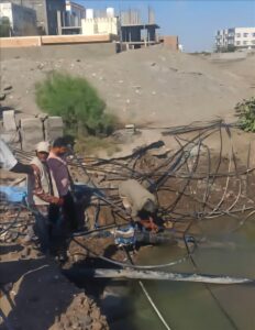 اخبار عدن – فرق المياه في عدن تطلق حملة لإزالة التوصيلات العشوائية في خط المياه القائدي بمنطقة الصول