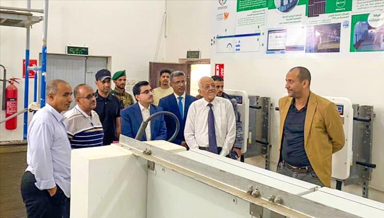 نائب وزير المياه يطلع على المراحل النهائية لمشروع إنشاء محطة طاقة شمسية في حقل بئر ناصر