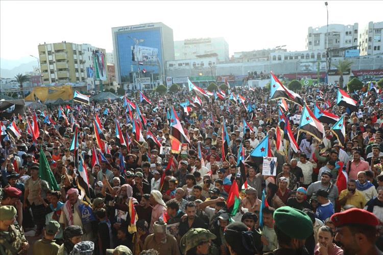 موكب أبناء الضالع يصل ساحة العروض ويطالب بإعلان دولة الجنوب العربي