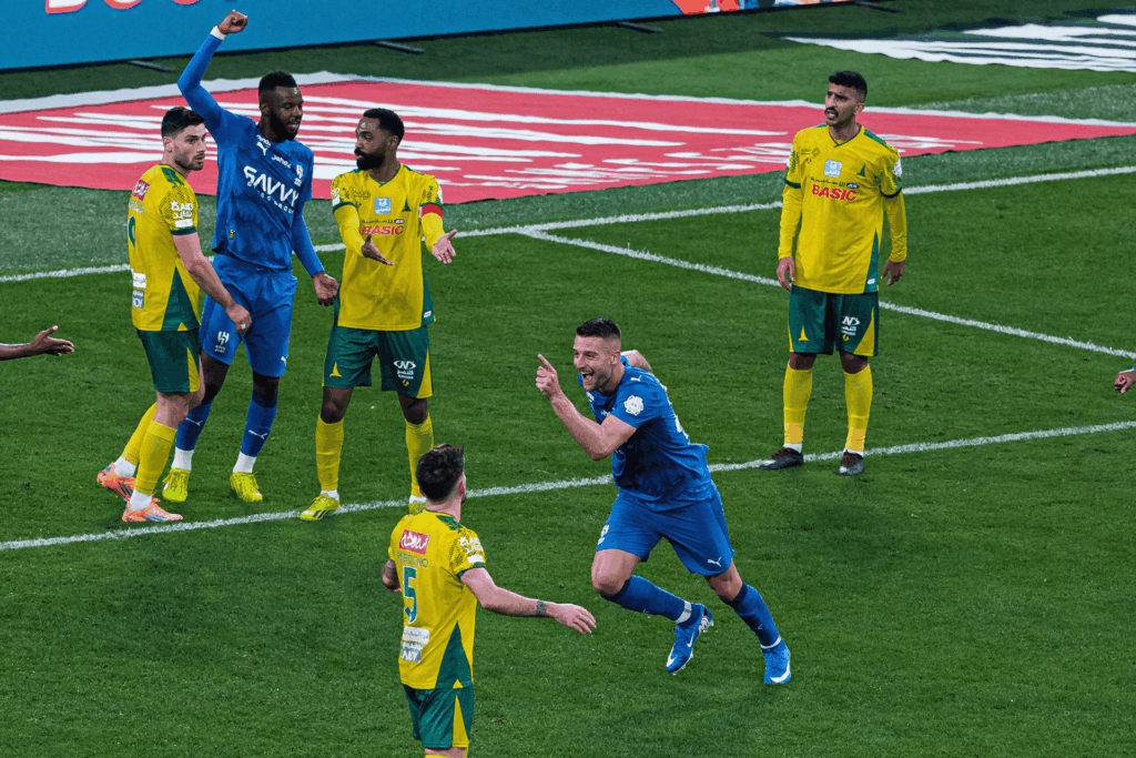 شاهد.. الهلال يلاحق النصر في صدارة الدوري السعودي والفتح يهزم الأهلي