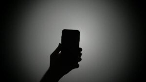 تعرف على الفريق الذي يتحقق من اختراق الصحفيين والناشطين ببرامج التجسس الحكومية
