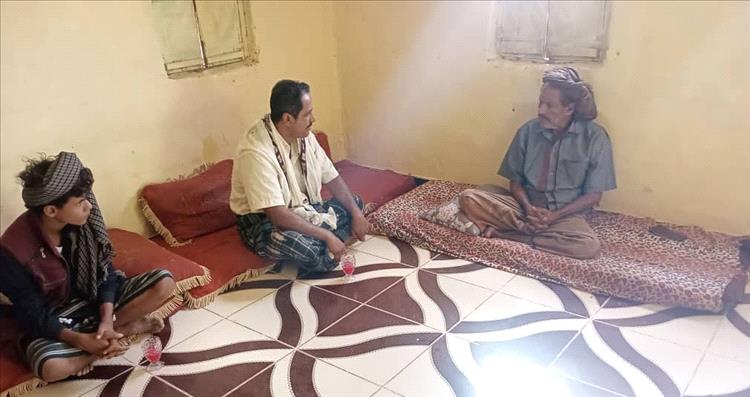 مدير مكتب التربية والتعليم بأحور يزور الإعلامي عبدالله الطحر للاطمئنان على صحته