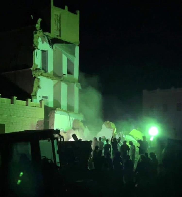 محافظ حضرموت يوجه بتكثيف عمليات الإنقاذ ورعاية ضحايا انهيار مبنى سكني في رخية