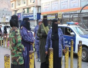 اخبار المناطق: الشرطة النسائية بالتعاون مع دوريات أمن المكلا تنفذ حملة لتنظيف الشوارع.