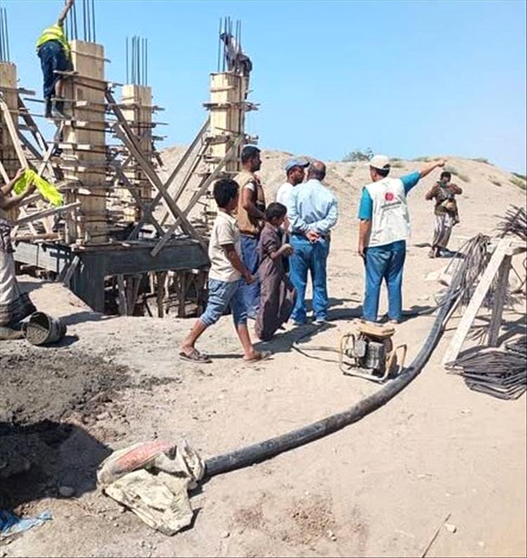 مدير الخوخة يتفقد مشروع مياه المدينة المنفذ بدعم منظمة رؤيا أمل الدولية