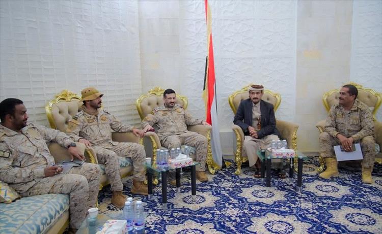 محافظ شبوة يستقبل وفداً عسكرياً سعودياً في مدينة عتق