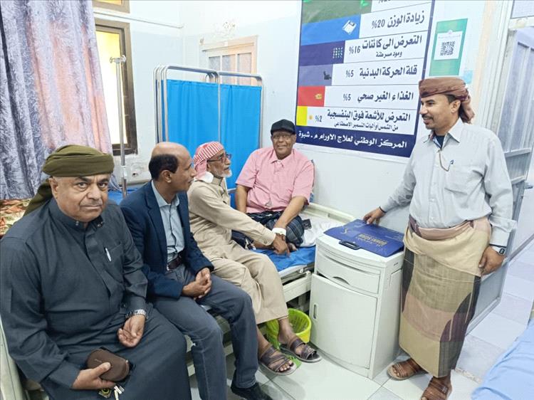 مدير عام مكتب التربية شبوة يطمئن على صحة التربوي القدير ناصر سالمين