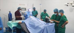 اخبار المناطق – مستشفى السلام في قعطبة ينجز عمليات جراحية ناجحة لإزالة اللوزتين وعلاج الحميات