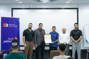 اخبار عدن – بنك بن دول يكرم شابًا عدنيًا يمثل مثالاً للإخلاص والذكاء في مجال التسويق الميداني