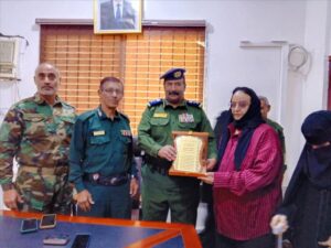 اخبار عدن – تكريم وكيل وزارة الداخلية بدرع تذكاري تقديراً لجهوده في تعزيز التعاون والشراكة لتحقيق نجاح الخطة ال