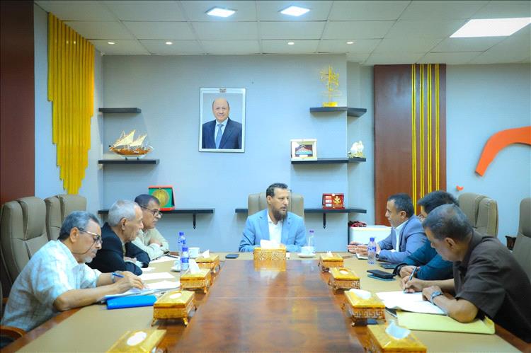 محافظ عدن يشدد على تكثيف الرقابة الميدانية وضبط الأسواق ومنع الاحتكار