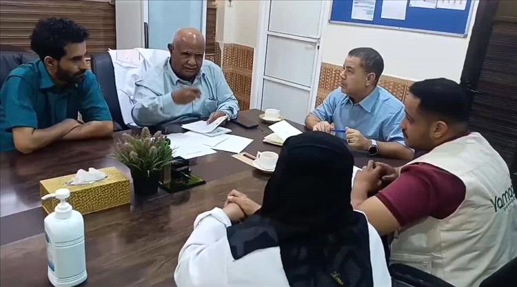 عدن.. مدير مستشفى الصداقة يناقش مع المدير الإقليمي لمؤسسة يمان خدمات القسائم الصحية في المستشفى