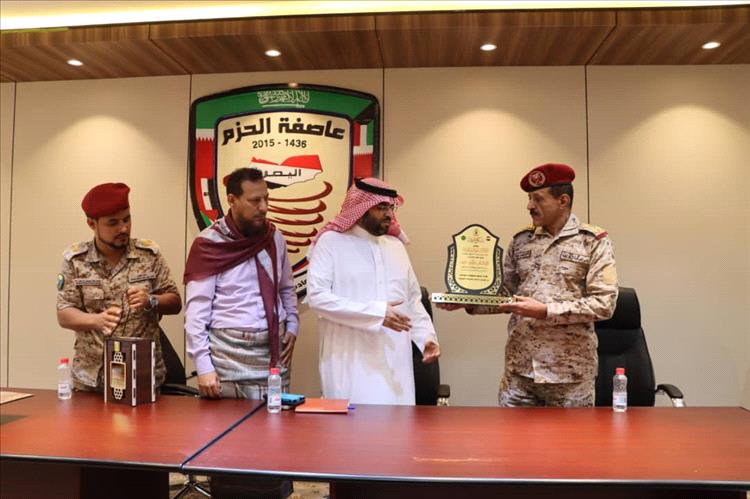 نائب رئيس هيئة الأركان العامة يشيد بدور ودعم الأشقاء السعوديين ويمنح المستشار اللواء فلاح الشهراني درع الوفاء