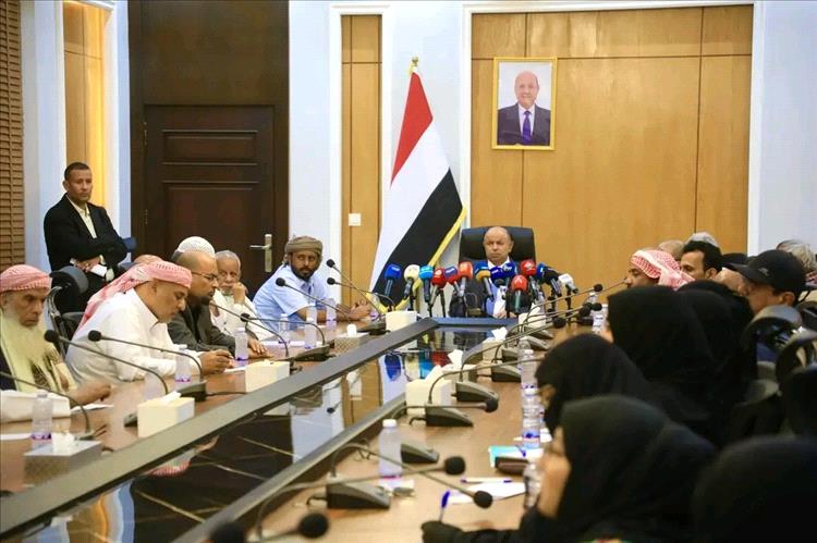 عضو مجلس القيادة الرئاسي محافظ حضرموت يعقد لقاءً موسعًا مع الأحزاب والمكونات السياسية وممثلي مكونات المجتمع