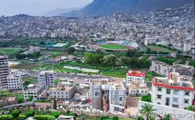 أمام أنظار طلابه.. معلم يفارق الحياة أثناء التدريس في إب