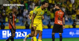 البند الخاص بـ 15 مباراة يثير الجدل .. تفاصيل مفاوضات الهلال والخليج للتعاقد مع جوشوا كينغ