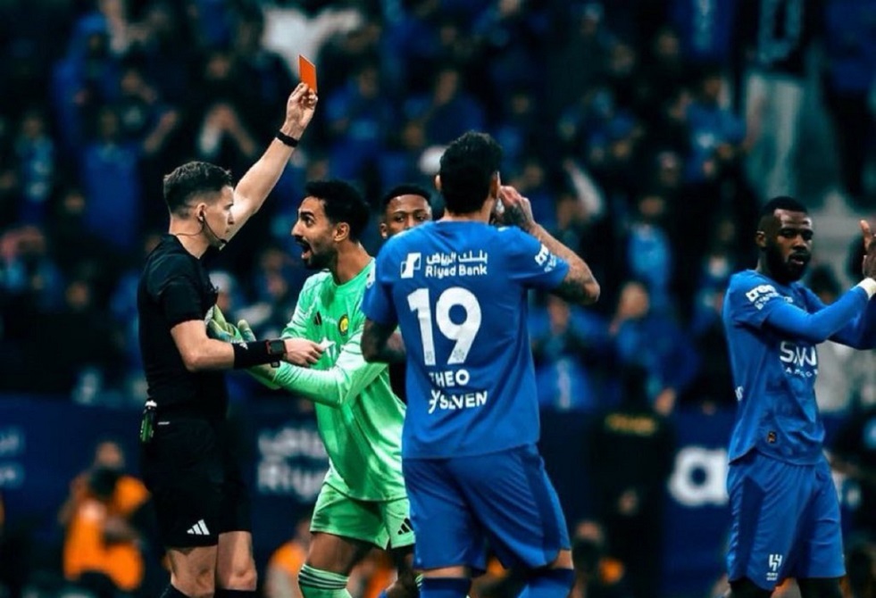 بسبب "سلوك مشين".. إيقاف وتغريم حارس نادي النصر بعد أحداث مباراته ضد الهلال (فيديو)