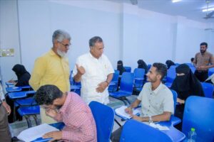 تقرير عن عدن – رئيس جامعة عدن يقوم بزيارة تفقدية لامتحانات كلية الصيدلة ويشدد على انتظام سير العملية الامتحانية.