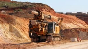 تقوم شركة Magnum Mining بتطوير عمليات استخراج العناصر الأرضية النادرة في بالماريز وأزيموث.