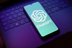 جهود لحماية المستخدمين الصغار: ChatGPT سيقوم الآن بتوقع عمرك