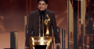 نجمة الهلال السعودي ليلى القحطاني تثير الإعجاب وتعيد تجسيد احتفال رونالدو على منصة جوائز جوي (فيديو)
