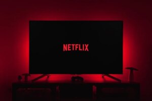 نيتفليكس تعيد النظر في عرضها لدفع مبلغ كامل نقدًا لوارنر بروس لتفادي بارامونت