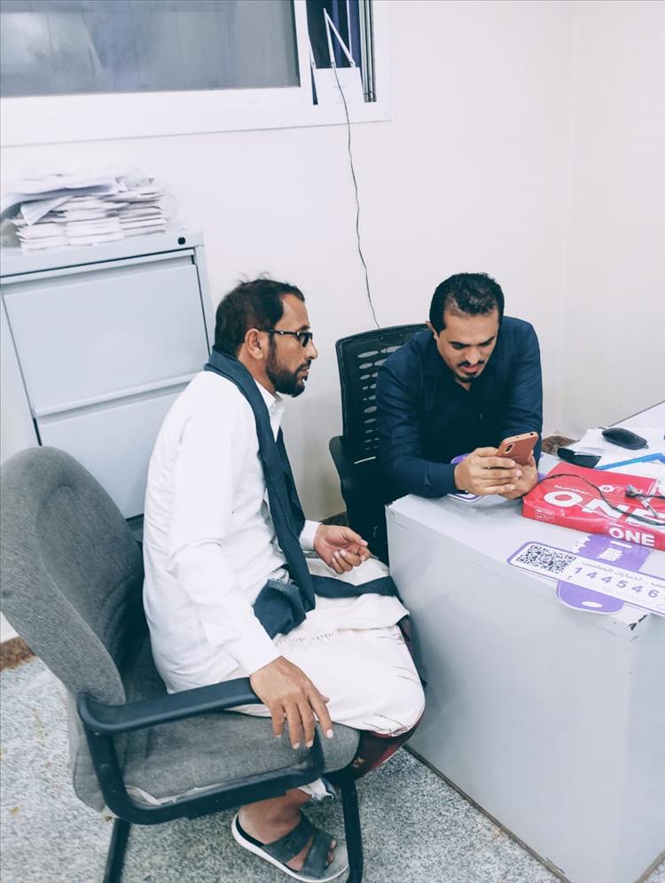 مدير تربية ميفعة يزور بنك الكريمي فرع عزان للاطلاع على آلية صرف المنحة المدرسية
