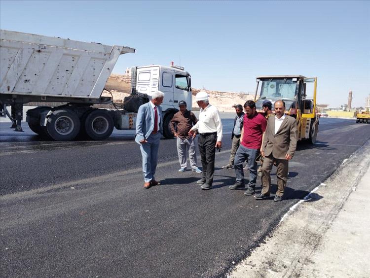 مدير عام جمرك شحن ومدير عام الأشغال بمحافظة المهرة يطلعان على استكمال طبقة الإسفلت الثانية في ساحة جمرك شحن
