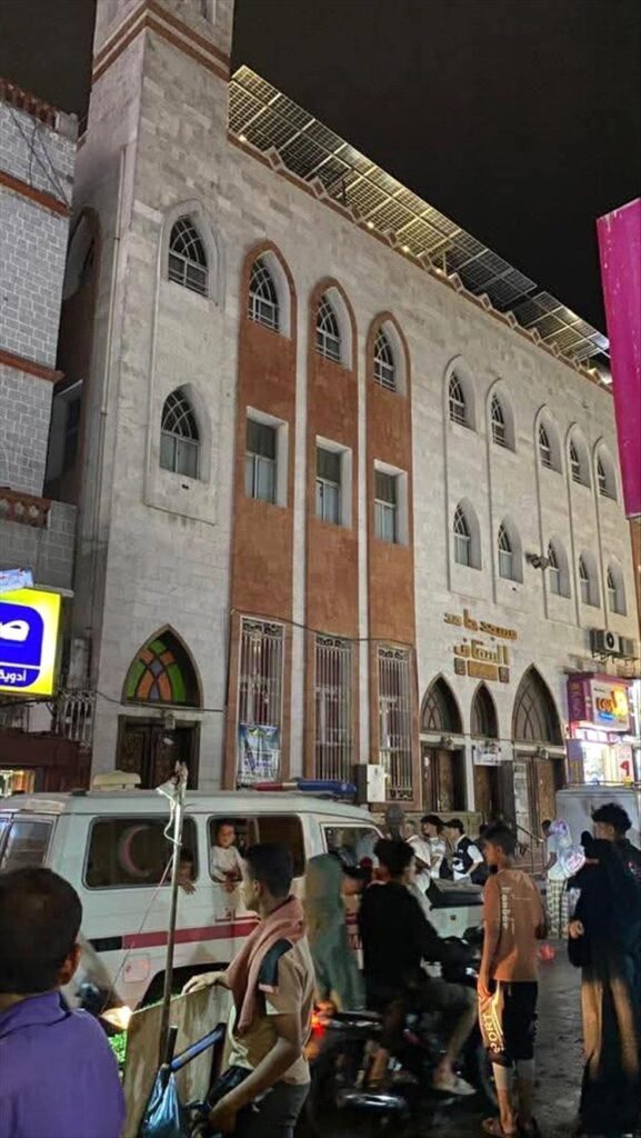 إصابة عامل بإصابات بالغة إثر سقوطه أثناء تركيب ألواح شمسية في كريتر