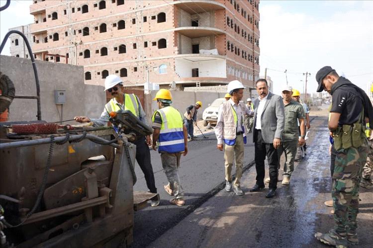 وزير الأشغال يدشن انطلاق أعمال إسفلت طريق التقنية إنماء في المنصورة بعدن