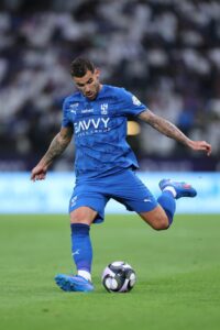 “الظهير الطائر” يقترب.. هل سيشارك ثيو هيرنانديز في كلاسيكو الهلال والاتحاد؟