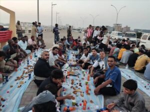 اخبار عدن – سكان مدينة الخديرة في أبين ينظمون إفطارًا جماعيًا خلال شهر رمضان في العاصمة المؤقتة.