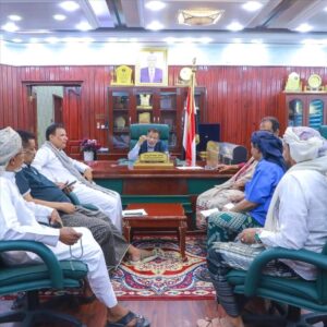 محافظ المهرة يستعرض خطط صندوق النظافة خلال العشر الأواخر من رمضان وعيد الأضحى ويؤكد على أهمية التنفيذ.