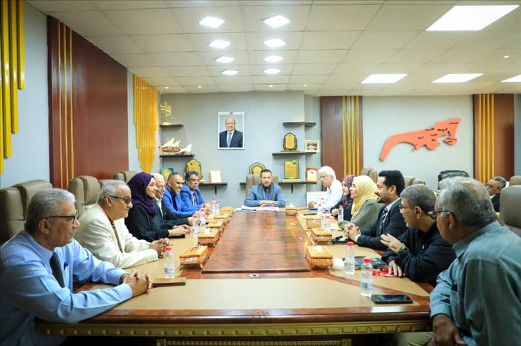 محافظ عدن يناقش تعزيز التنسيق بين المكاتب التنفيذية لتحسين مستوى الخدمات