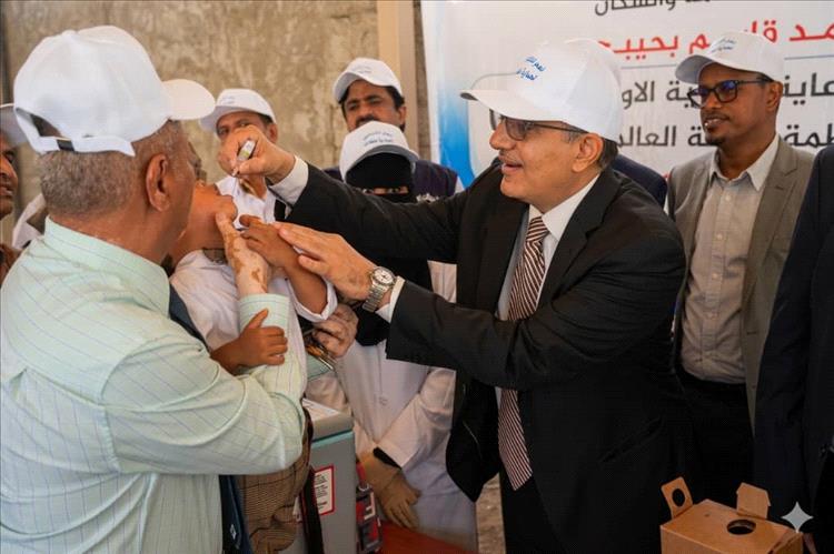 وزير الصحة يدشن الجولة الأولى من النشاط الإيصالي التكاملي بعدن ويؤكد أن التحصين خط الدفاع الأول لحماية الأطفال