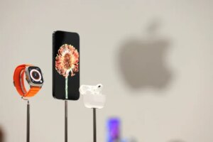 تيم كوك يستقيل من منصب الرئيس التنفيذي لشركة أبل. إليكم لمحة عن إرثه الذي يمتد لـ15 عامًا، من المنتجات والخدمات الجديدة إلى التوسع في الصين.