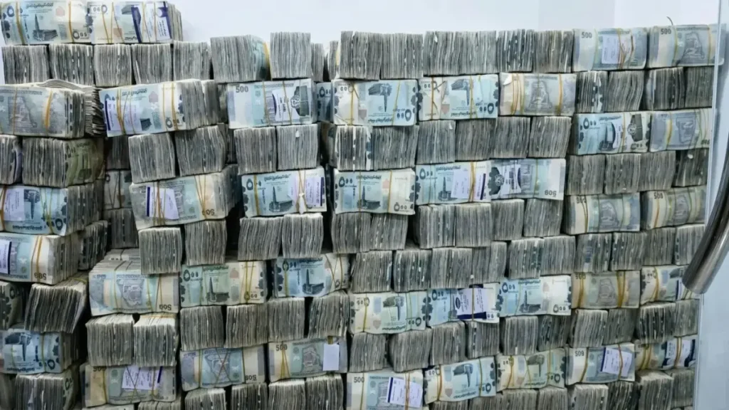 خبراء يطالبون بالتحرك العاجل: تضخم صادم في عدن يهدد اقتصاد اليمن - فارق الدولار بين صنعاء والمناطق الحرة يقترب من 3 أضعاف!