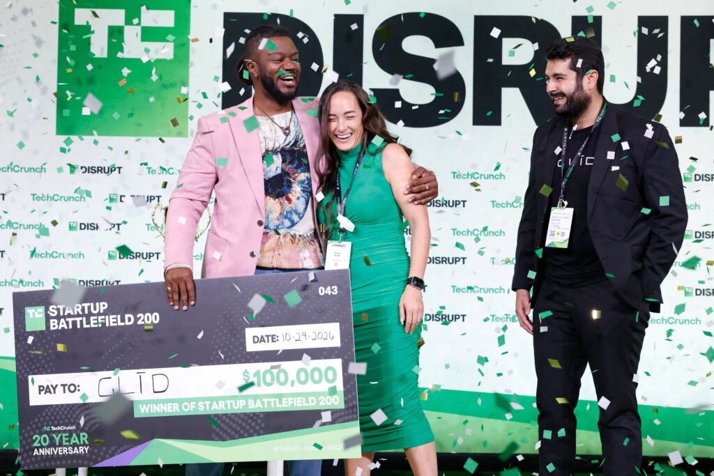 كيفن أ. داموا، مؤسس ومدير تنفيذي لـ Glīd، وكلير كروفت وأنيكت مالوهترا، الفائزون بساحة الشركات الناشئة 2025، يتظاهرون على المسرح خلال اليوم الثالث من TechCrunch Disrupt 2025 في مركز موسكون في 29 أكتوبر 2025 في سان فرانسيسكو، كاليفورنيا.