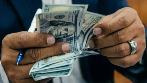 عاجل: ارتفاع مفاجئ بنسبة 300%! فروقات مدهشة في قيمة الريال اليمني بين عدن وصنعاء خلال 24 ساعة – هل يمكن للحكومة التعامل مع هذه الأزمة؟