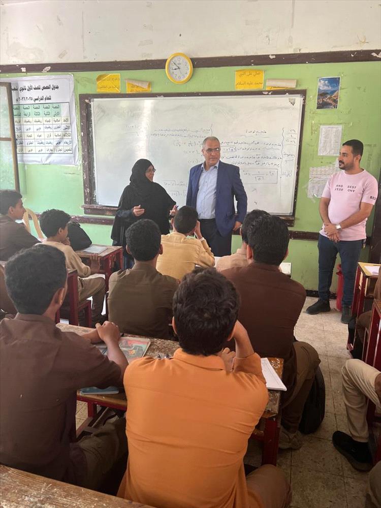 وزير التربية (العبادي) ينفذ زيارة مفاجئة لثانوية احمد حامد خليفة للبنين بعدن