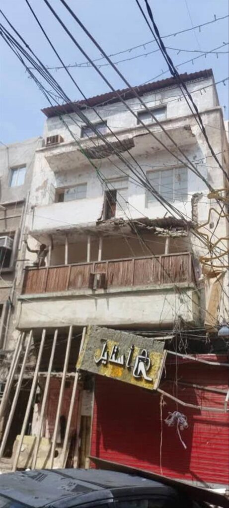 أشغال عدن تُزيل بلكونة مهددة بالانهيار في مبنى سكني بصيرة