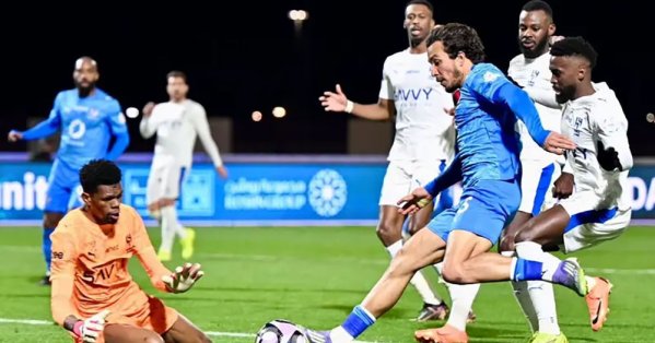 الهلال السعودي يتمسك بأمل تحقيق الدوري أمام نيوم